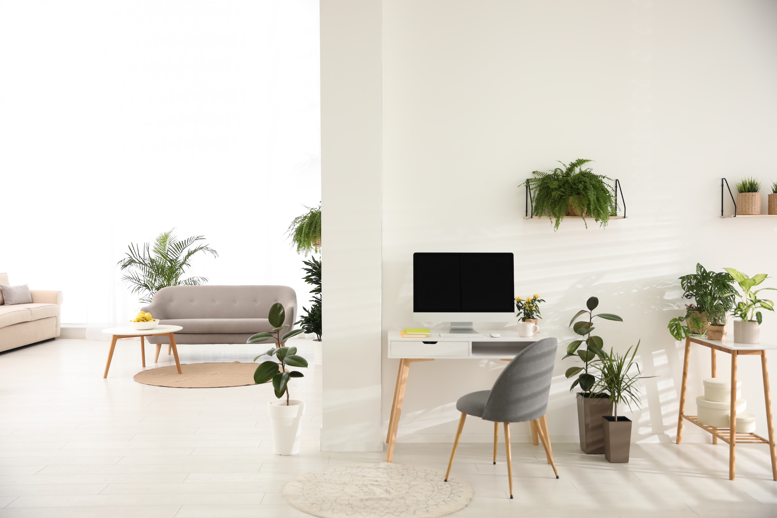 Interior luminoso y minimalista con zona de trabajo despejada y sensación de amplitud en casa