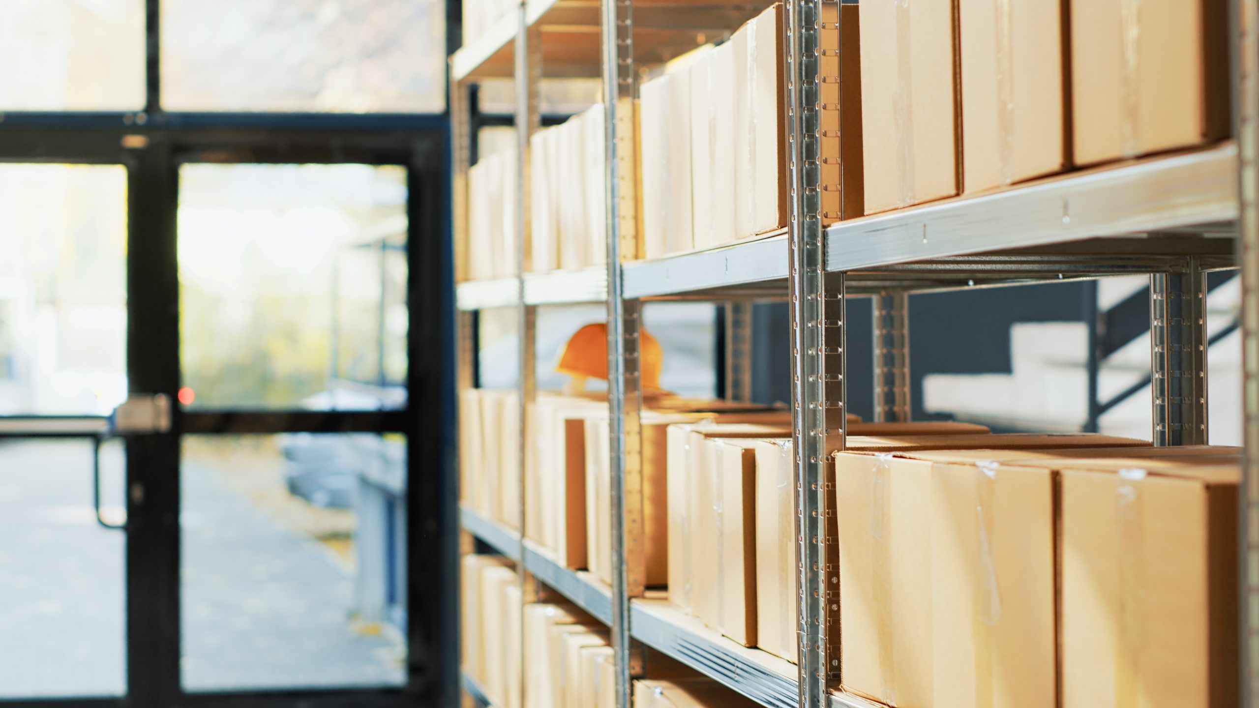 Trastero bien organizado con cajas etiquetadas en español, muebles, bicicletas y electrodomésticos